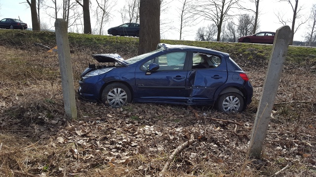 Na drodze krajowej 3, za Wolinem w kierunku Świnoujścia, auto wylądowało w rowie.