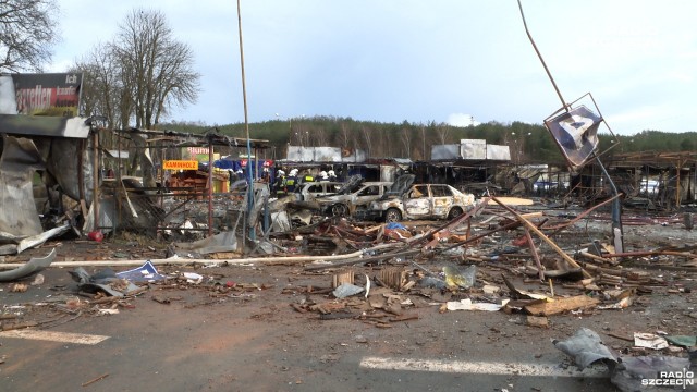 Osiem osób rannych, w tym troje Niemców i niemal całkowicie zniszczone targowisko. To skutki wybuchu kontenera z fajerwerkami na rynku w Osinowie Dolnym, 5 km od Cedyni.