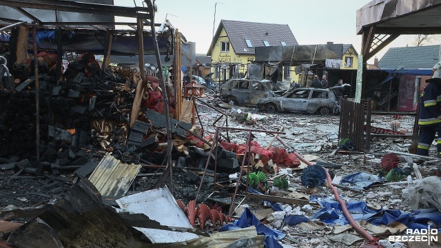 Kolejny pożar przygranicznego targowiska w Osinowie Dolnym, w ciągu jednego dnia. Strażacy otrzymali zgłoszenie kilka minut przed północą. Spłonęło około pięciu pawilonów, a z ogniem walczyło siedem zastępów straży. Nikt nie został ranny.
