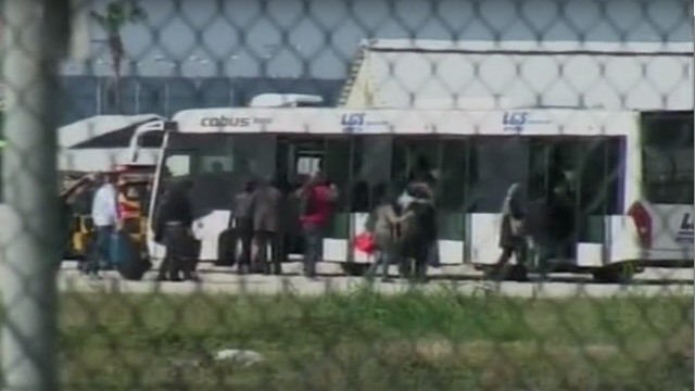 Pas szhida zrobiony z kartonu i tkaniny - tym porywacz samolotu egipskich linii lotniczych straszył pasażerów. Mężczyzna we wtorek zmusił pilota do lądowania na Cyprze i groził, że się wysadzi.