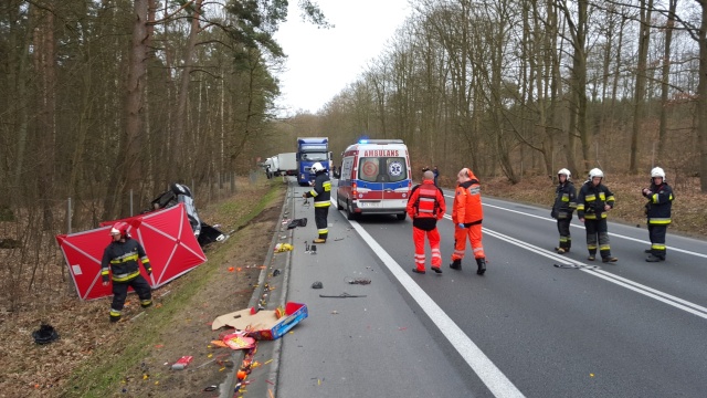 Śmiertelny wypadek na krajowej trójce w okolicach Dargobądza. W czwartek przed godz. 18 czołowo zderzyły się tam samochód ciężarowy oraz Ford Escort.