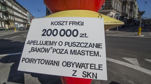Apelujemy o puszczanie bąków poza miastem - tablicę z takim hasłem zawiesili w nocy na szczecińskiej Frydze narodowcy.