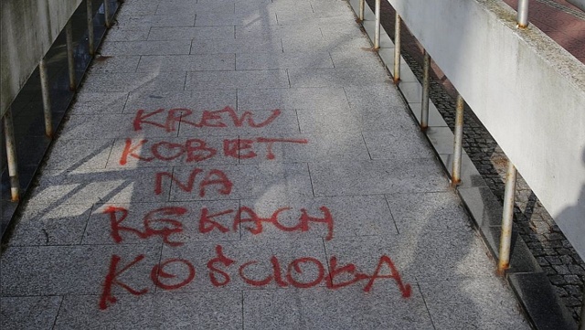 Krew kobiet na rękach kościoła - taki napis pojawił się na podjeździe przed wejściem do kościoła pw. Świętego Krzyża na szczecińskim Pogodnie.