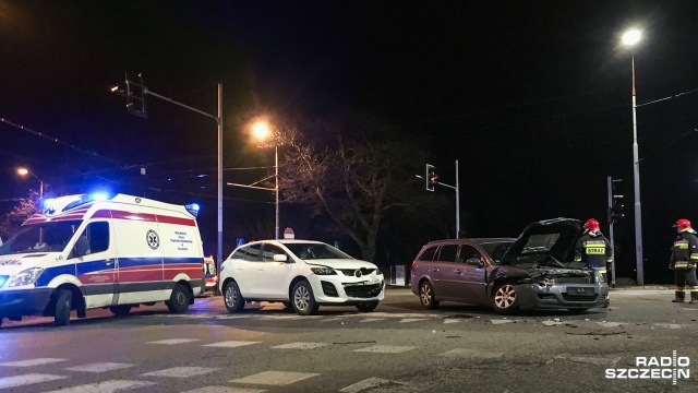 Około godziny 22 na skrzyżowaniu alei Wojska Polskiego z ulicą Traugutta doszło do zderzenia dwóch aut osobowych - Opla Vectry oraz Mazdy CX-7.