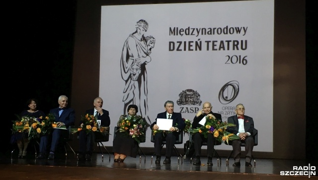 Szczeciński Oddział Związku Artystów Scen Polskich obchodził w poniedziałek Międzynarodowy Dzień Teatru. Do Opery na Zamku przyszli przedstawiciele wszystkich szczecińskich scen, wśród nich jubilaci pracy artystycznej. Były kwiaty, życzenia i odznaczenia.