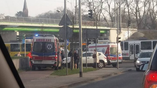 Wypadek na ścieżce rowerowej przy skrzyżowaniu ulic Niemierzyńskiej z Papieża Pawła VI w Szczecinie.