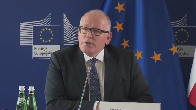 Publikacja wyroku Trybunału Konstytucyjnego powinna być punktem wyjścia do dialogu w sprawie kryzysu konstytucyjnego w Polsce - mówił podczas wtorkowej konferencji w Warszawie wiceszef Komisji Europejskiej.