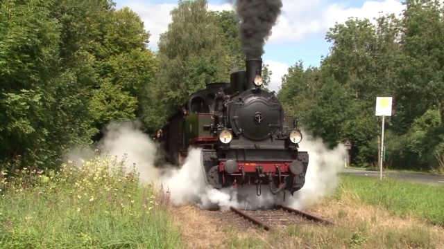 Ponad stuletnia lokomotywa rusza w turystyczne rejsy w środkowych Niemczech. Na co dzień parowóz Stettin 7906 stoi w muzeum, a jak donosi Osnabrucker Zeitung, teraz turyści będą mogli nie tylko sobie z nią zrobić zdjęcie, ale i do niej wsiąść.