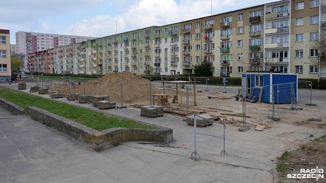 Prace przy budowie fontanny przy Zespole Szkół Ogólnokształcących w Stargardzie idą pełną parą - zapewnia magistrat. Ma być gotowa do końca czerwca.