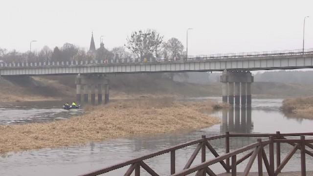 Zwłoki kobiety odnaleziono w środę po południu w Warcie we Wronkach. Od kilku miesięcy m.in. na tym odcinku rzeki służby poszukiwały ciała Ewy Tylman. Policja nie chce jednak podawać więcej informacji.