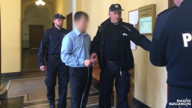 Za zasztyletowanie przyrodniego brata usłyszał wyrok dziewięciu lat więzienia. Sąd Okręgowy w Szczecinie skazał Piotra M. po tym, jak dwa lata temu 21-latek zabił Tadeusza M. i ukrył jego zwłoki w zamrażarce, a później zamurował je w piwnicy willi na szczecińskich Gumieńcach. Mężczyźni mieli pokłócić się o majątek po zmarłym ojcu.