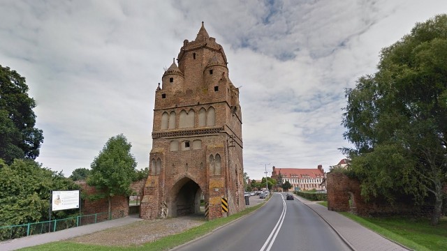 XV-wieczna baszta popada w ruinę i nikt nie chce jej naprawić. Mury zabytkowej Bramy Świeckiej, która stoi w centrum Chojny, rozsadzają korzenie rosnących w pobliżu drzew.