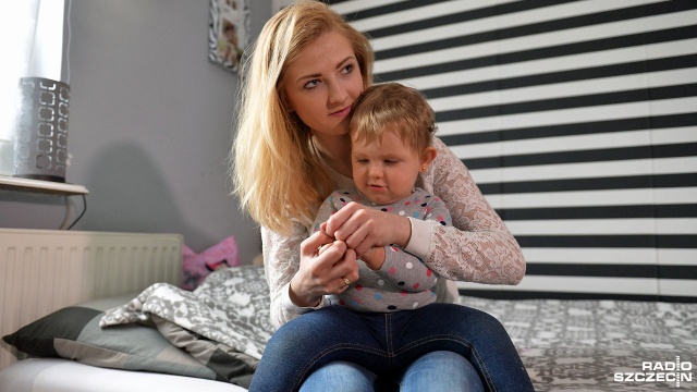 Chora na nowotwór złośliwy oczu 1,5-roczna Lenka z Przybiernowa leci do Stanów Zjednoczonych. Przejdzie tam terapię w klinice dr Davida Abramsona - czołowego specjalisty w leczeniu siatkówczaka.