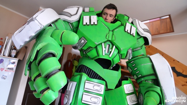 Ma 2,5 metra wysokości, masywną zbroję i w razie zagrożenia ma obronić Szczecin przed każdym niebezpieczeństwem. Robot Floating Armor powstał w szczecińskiej Lidze Superbohaterów.
