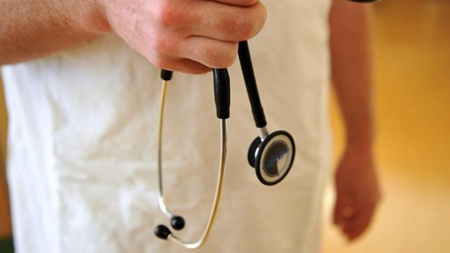Oddział Chorób Wewnętrznych i Oddział Intensywnej Opieki Medycznej w Białogardzie nie będą funkcjonowały przez przynajmniej pół roku. Szpital zwrócił się do wojewody z prośbą o zgodę na zawieszenie działalności oddziałów, bo nie znalazł lekarzy, którzy mogą zapewnić pacjentom opiekę.