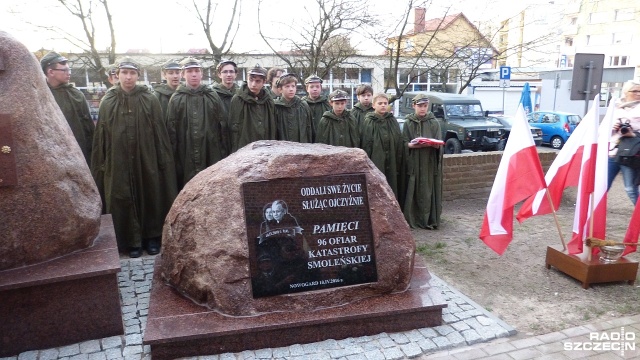 W sobotę przed 6. rocznicą katastrofy smoleńskiej kilkudziesięciu mieszkańców Nowogardu wzięło udział w odsłonięciu tablicy pamiątkowej poświęconej ofiarom wypadku prezydenckiego samolotu.