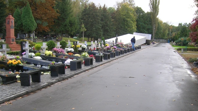 Obchody rocznicy tragedii smoleńskiej trwają w całej Polsce. Główne uroczyści odbywają się w Warszawie i Krakowie.
