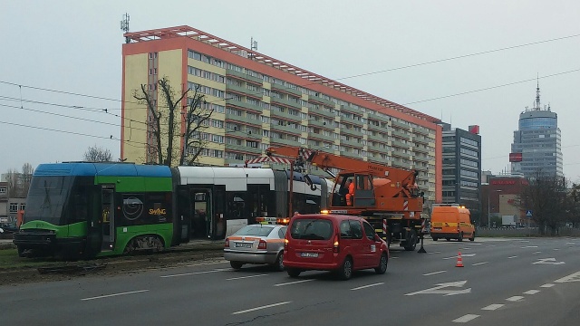 W alei Wyzwolenia w Szczecinie z torowiska wypadła tramwajowa dwójka.