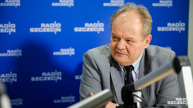 Za dwa lata w Szczecinie może zostać oddany pierwszy duży statek - tak szacuje wiceminister gospodarki morskiej.