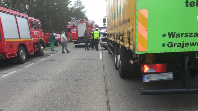 Dachowanie samochodu osobowego na drodze nr 142, czyli popularnej chociwelce. Dwie osoby były zakleszczone w aucie. Obie są ranne.