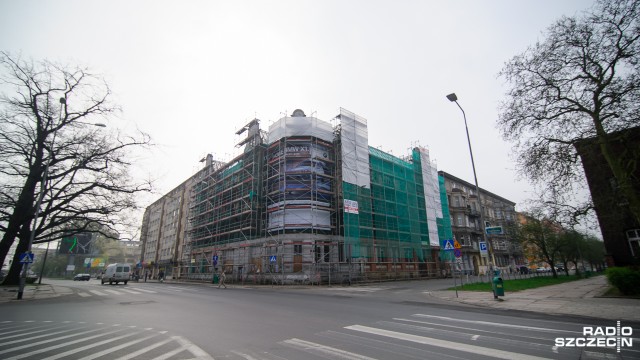 Do tej pory swoim wyglądem straszył mieszkańców i turystów, teraz ma się to zmienić. Po blisko roku od pokazania projektu przebudowy dawnego hotelu Piast w Szczecinie powoli rusza modernizacja tego obiektu.
