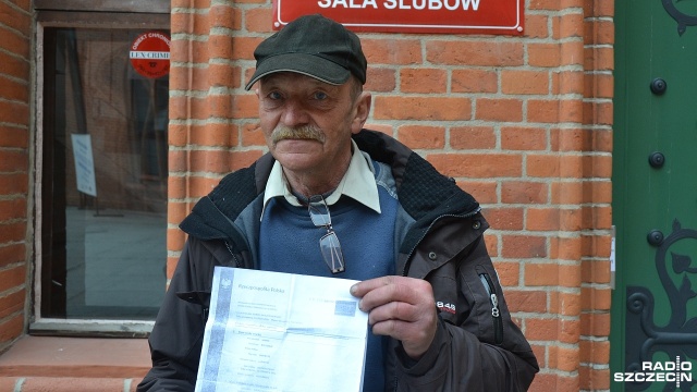 Uśmiercono mnie - żali się mieszkaniec Kołobrzegu Marek Przybysz. Rodzina przyjechała na jego pogrzeb. Mężczyzna zgodnie z aktem zgonu nie żyje od lutego. Jego rzekoma śmierć to jednak pomyłka.