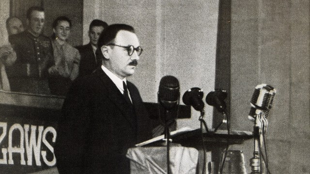 Bolesław Bierut, komunistyczny przywódca ZSRR Nikita Chruszczow oraz sowiecki generał Władimir Dżandżgawa nadal są Honorowymi Obywatelami Miasta Szczecina. Nikt nie wie, jak ich pozbawić tego tytułu.