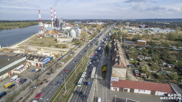 Uspokaja się ruch w kierunku prawobrzeża Szczecina. Z każdą chwilą jest coraz mniej samochodów przejeżdżających przez remontowany Most Pionierów.