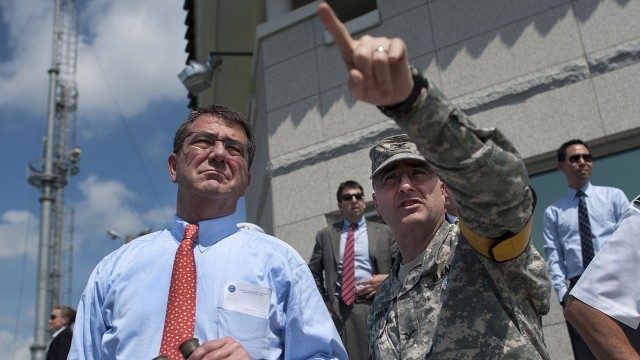 Podczas wizyty w amerykańskiej bazie wojskowej w Zjednoczonych Emiratach Arabskich, szef Pentagonu Ashton Carter powiedział, że armia USA rozważa użycie nowych metod przeciwko ISIS.