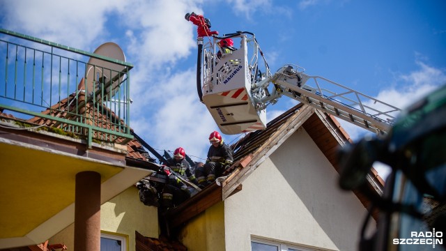 Strażacy gasili pożar budynku mieszkalnego przy ulicy Grafitowej w podszczecińskim Mierzynie. Płomienie pojawiły się na drugiej kondygnacji budynku przez godziną 14.