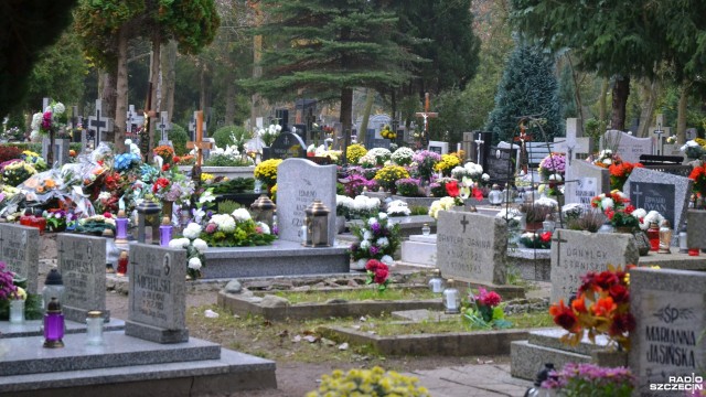 Przyszłość cmentarza dla Kołobrzegu ponownie stanęła pod znakiem zapytania. Podczas wtorkowej sesji miejscowi radni nie poparli wniosku prezydenta, który chce budować nowy cmentarz w Czerninie leżącym w sąsiedniej gminie Dygowo. Prezydencki projekt uchwały spadł z porządku obrad.