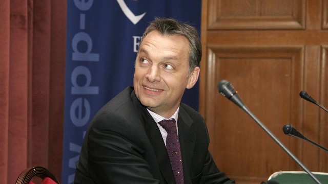 Premier Węgier w pełni popiera podejście kanclerz Niemiec Angeli Merkel wobec uchodźców. Takie oświadczenie wydał Wiktor Orban po spotkaniu z byłym kanclerzem Helmutem Kohlem.