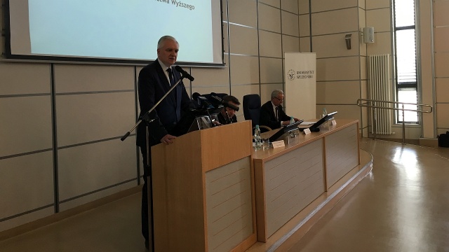 Rząd ma pomysł, jak efektywnie połączyć biznes z nauką - stwierdził w Szczecinie wicepremier Jarosław Gowin. Ministerstwo Rozwoju tworzy mapę potencjału gospodarczego, ministerstwo nauki mapę potencjału naukowego.