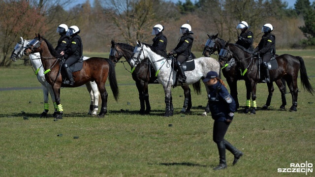 Agresywny tłum kontra policjanci i konie. Takie starcie odbyło się w czwartek przy strzelnicy na szczecińskim Krzekowie.