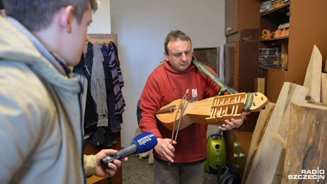 Na bazie znalezionej podczas wykopalisk deseczki odtworzył instrument z XIII wieku. Stanisław Mazurek ze Szczecina zrekonstruował tzw. nyckelharpę. To jedyny egzemplarz z wykorzystaniem części oryginanału na świecie - przyznaje autor.
