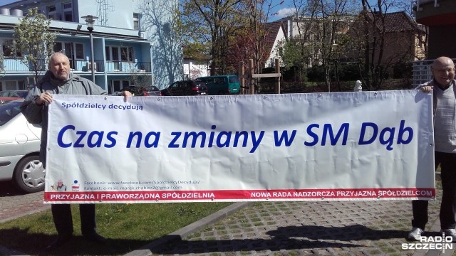 Część mieszkańców Spółdzielni Mieszkaniowej Dąb, największej w Szczecinie, chce zmienić radę nadzorczą i odwołać prezesa. Ruszyła kampania wyborcza. Opozycja w spółdzielni twierdzi, że mieszkańcy płacą tam za wysokie czynsze, koszty ogrzewania są źle rozliczane, a przy pracach remontowych nie ma przetargów. Teraz rozdaje ulotki i namawia do wyboru nowej rady.