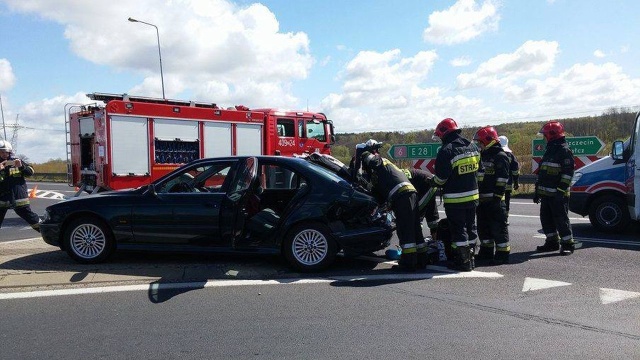 Trzy osoby zostały lekko ranne po zderzeniu dwóch samochodów w Karlinie.