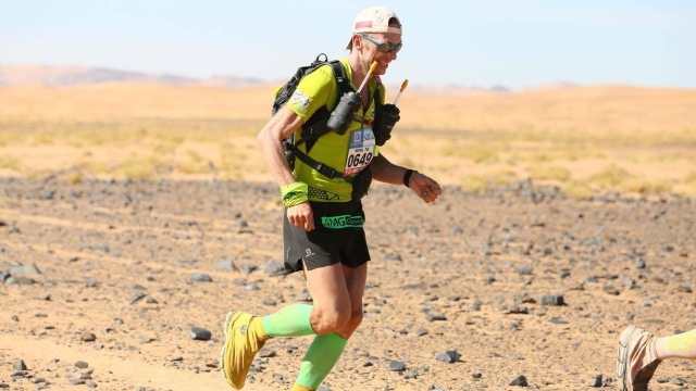 Pochodzący z Płotów biegacz w czołówce najtrudniejszego maratonu na świecie. Pokonał ponad 250 kilometrów po Saharze.