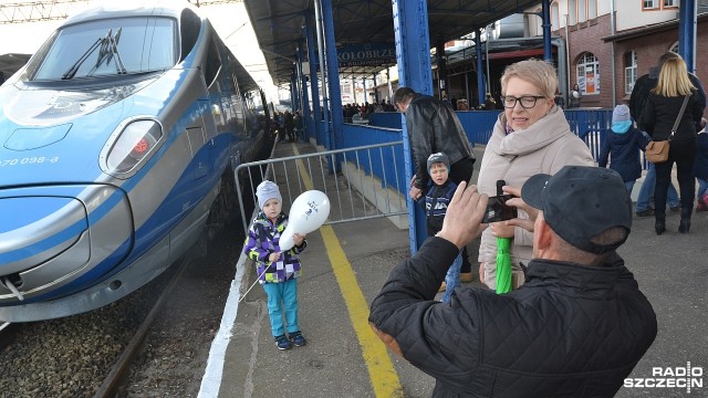 Takich kolejek na kołobrzeskim dworcu dawno nie było. Setki ciekawskich przyszły zobaczyć jak wygląda pociąg Pendolino, który pokazowo wjechał w sobotę na jeden z peronów.
