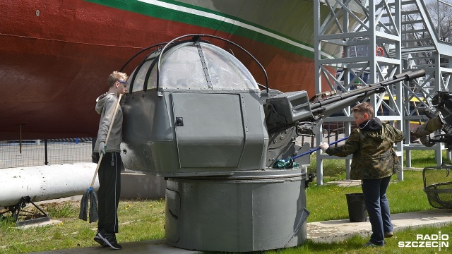Wiosenny Clean - pod taką nazwą uzbrojeni w szczotki, młotki, czy pędzle wolontariusze odświeżali w sobotę ekspozycję plenerową kołobrzeskiego Muzeum Oręża Polskiego.