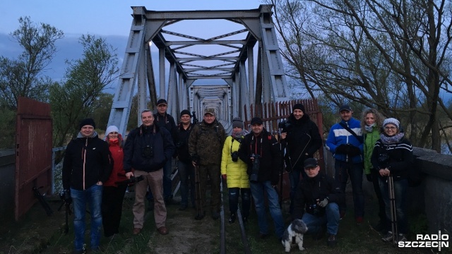 Wstali w nocy, aby zrobić zdjęcia świtu na Plenerze Migawki. Słuchacze Radia Szczecin i audycji o fotografii Migawka spotkali się w niedzielę o godz. 5.20 przy nieczynnym moście kolejowym w Siekierkach.