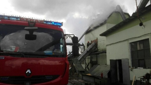 Pożar silosu w zakładzie drzewnym w Sławnie opanowany. Trwa dogaszanie. Akcja gaśnicza trwa od 10. Ogień strawił 15 metrów sześciennych trocin.