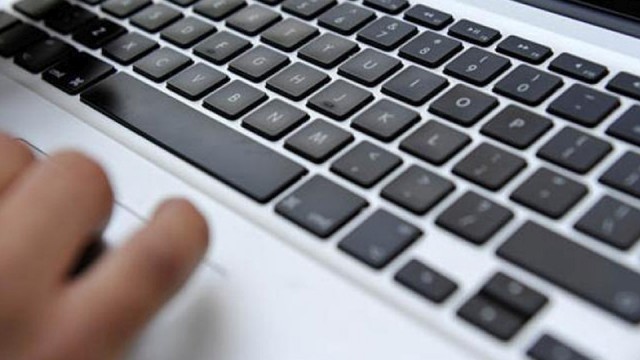 Uwaga na internetowych oszustów, którzy podają się za urzędników podatkowych. Izba Skarbowa w Szczecinie ostrzega, że mogą rozsyłać wirusy i wyłudzać dane.