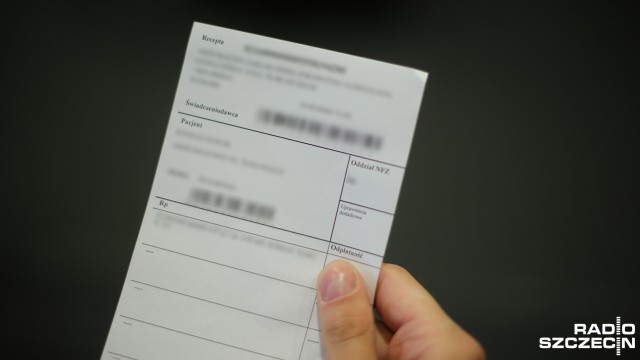 Pielęgniarki teoretycznie mogą wypisać recepty od stycznia. W praktyce - tego nie robią, bo nie przeszły kursów, na które pieniądze miało przekazać Ministerstwo Zdrowia. Szkolenia miały być bezpłatne, ale część pielęgniarek skorzystało z płatnego kursu zorganizowanego przez Izbę Pielęgniarek. Jego koszt to 500 złotych. Darmowe szkolenia mają ruszyć w maju.