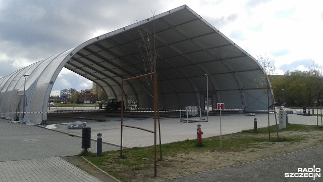 Na placu przed halą Azoty Arena trwa demontaż namiotu, pod którym szczecinianie zimą jeździli na łyżwach.