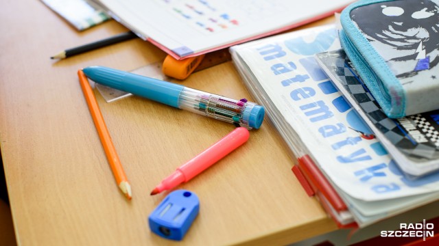 Nawet 200 osób - tyle osób zdaniem Związku Nauczycielstwa Polskiego może przed przyszłym rokiem szkolnym stracić prace. To efekt decyzji rządu Prawa i Sprawiedliwości, który dał rodzicom wolny wybór, czy posłać ich dziecko do szkoły, czy też zostawić w przedszkolu. Rok wcześniej sześciolatki szły do szkoły obowiązkowo.