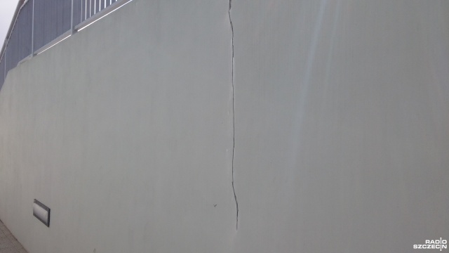 Jesienią i zimą pojawiły się problemy z pękającymi spawami szyn na trasie szybkiego tramwaju. Teraz spękania obserwować można przy peronach przystankowych na ścianach tunelu prowadzącego pod ulicą Batalionów Chłopskich.