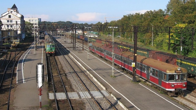 PKP chce przebudować teren dworca w Kołobrzegu - o koncepcję pyta architektów. Polskie Koleje Państwowe w porozumieniu z władzami miasta nad Parsętą rozpisały przetarg na zagospodarowanie przestrzeni przy alei Kolejowej.