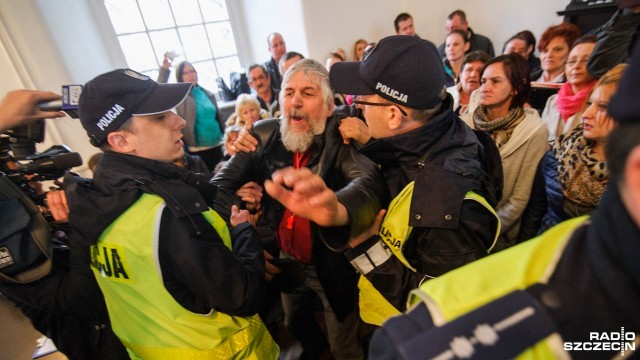 Protest rodziców uczniów, interwencja policji i decyzja o likwidacji szkół - tak wyglądała wtorkowa sesja rady miejskiej w Płotach. Radni podjęli na niej uchwałę o zamknięciu podstawówek w Mechowie i Wyszoborze.