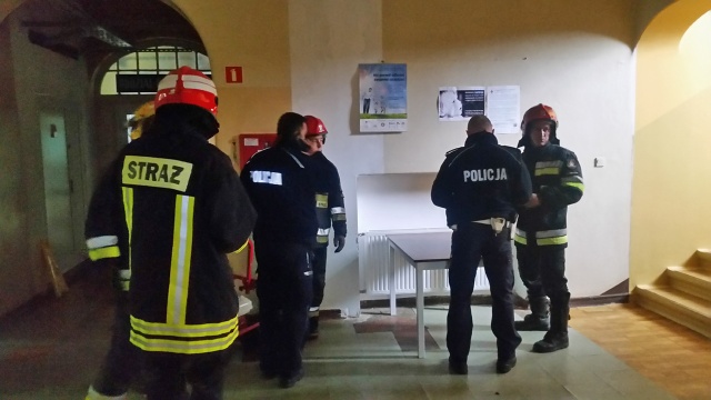 Ogień w łazience na oddziale dziecięcym szpitala w Drawsku Pomorskim wybuchł we wtorek po południu. Ewakuowano siedmioro maluchów i osiem osób dorosłych. Nikomu nic się nie stało. Prawdopodobnie jeszcze wieczorem mali pacjenci wrócą na sale.